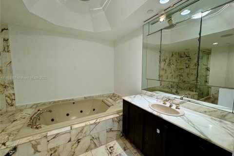 Condo in Aventura, Florida, 2 bedrooms  № 1933834 - photo 16