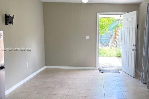 Immobilier commercial à louer à Miami, Floride: 21.83 m2 № 2076597 - photo 2
