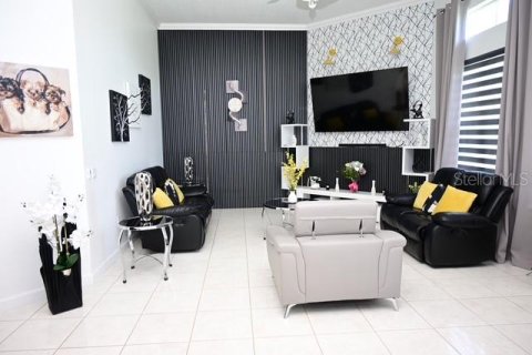 House in Kissimmee, Florida 4 bedrooms, 308.9 sq.m. № 2277474 - photo 2