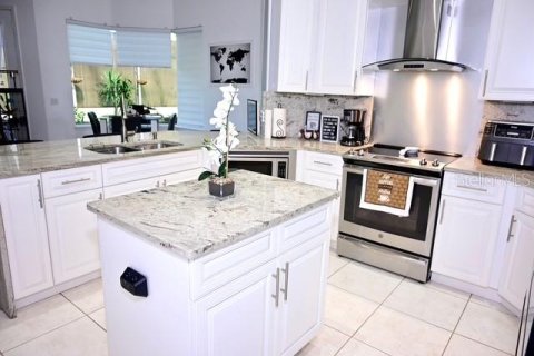 House in Kissimmee, Florida 4 bedrooms, 308.9 sq.m. № 2277474 - photo 4