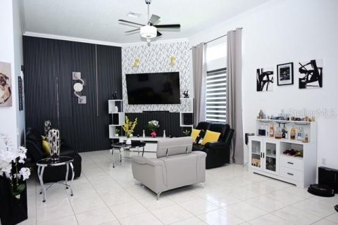 House in Kissimmee, Florida 4 bedrooms, 308.9 sq.m. № 2277474 - photo 3
