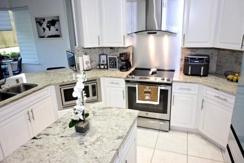 House in Kissimmee, Florida 4 bedrooms, 308.9 sq.m. № 2277474 - photo 5