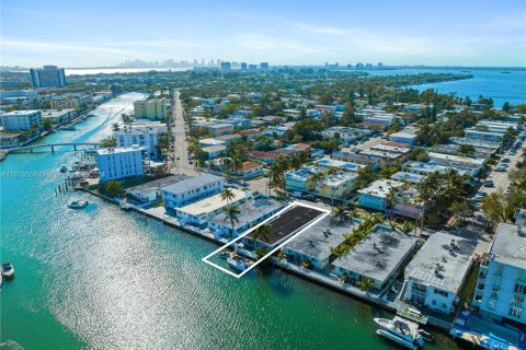 Villa ou maison à vendre à Miami Beach, Floride: 5 chambres, 288.37 m2 № 1934983 - photo 1