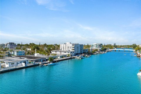 Villa ou maison à vendre à Miami Beach, Floride: 5 chambres, 288.37 m2 № 1934983 - photo 16