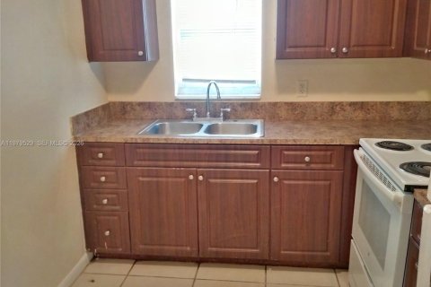 Condominio en alquiler en Lauderhill, Florida, 2 dormitorios, 68.75 m2 № 2046114 - foto 4