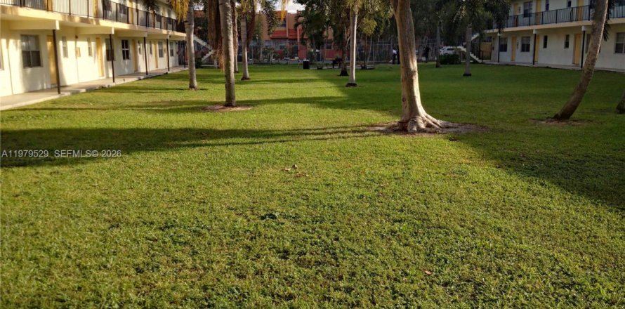 Condominio en Lauderhill, Florida, 2 dormitorios  № 2046114