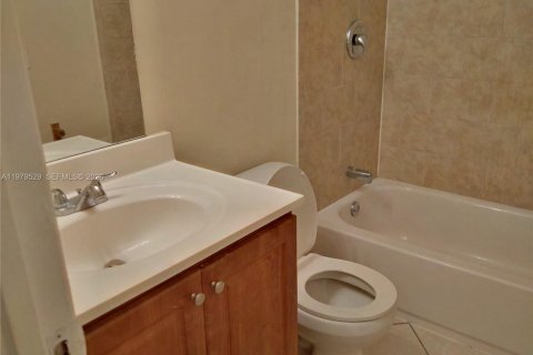 Condominio en alquiler en Lauderhill, Florida, 2 dormitorios, 68.75 m2 № 2046114 - foto 9