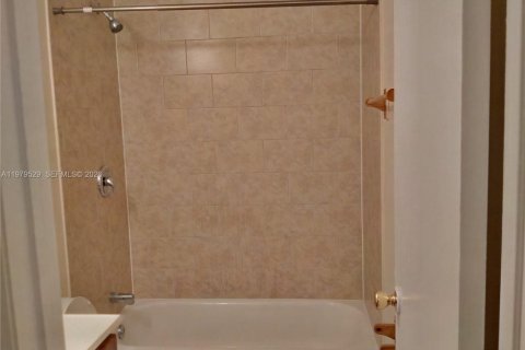 Condominio en alquiler en Lauderhill, Florida, 2 dormitorios, 68.75 m2 № 2046114 - foto 8