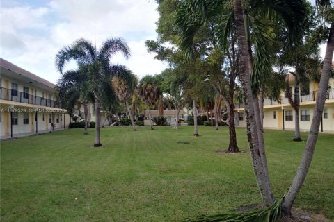 Condominio en alquiler en Lauderhill, Florida, 2 dormitorios, 68.75 m2 № 2046114 - foto 21