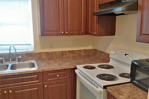 Condominio en alquiler en Lauderhill, Florida, 2 dormitorios, 68.75 m2 № 2046114 - foto 3