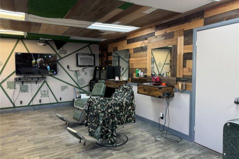 Commercial property in Fort Lauderdale, Florida № 1999747 - photo 14