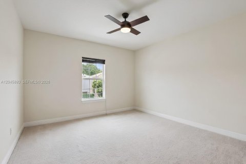 House in Hollywood, Florida 3 bedrooms, 174.75 sq.m. № 2185957 - photo 24