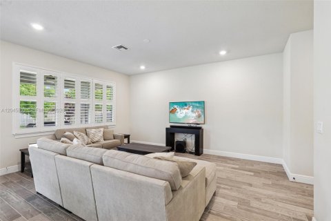House in Hollywood, Florida 3 bedrooms, 174.75 sq.m. № 2185957 - photo 15