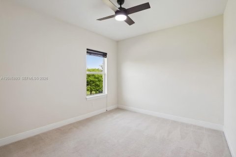 House in Hollywood, Florida 3 bedrooms, 174.75 sq.m. № 2185957 - photo 23