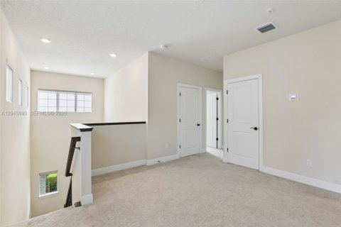 House in Hollywood, Florida 3 bedrooms, 174.75 sq.m. № 2185957 - photo 19