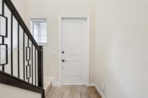 House in Hollywood, Florida 3 bedrooms, 174.75 sq.m. № 2185957 - photo 6