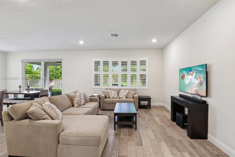 House in Hollywood, Florida 3 bedrooms, 174.75 sq.m. № 2185957 - photo 16