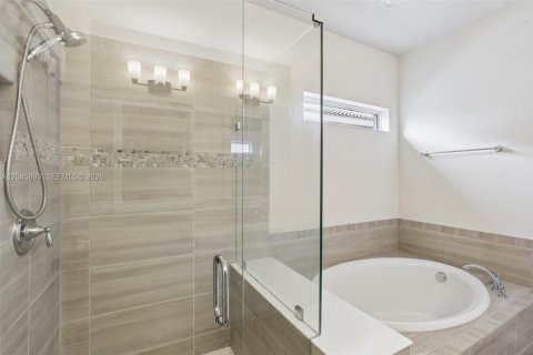 House in Hollywood, Florida 3 bedrooms, 174.75 sq.m. № 2185957 - photo 26
