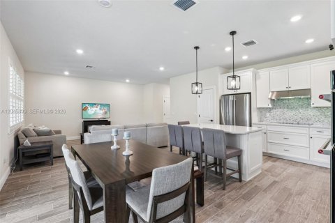House in Hollywood, Florida 3 bedrooms, 174.75 sq.m. № 2185957 - photo 11