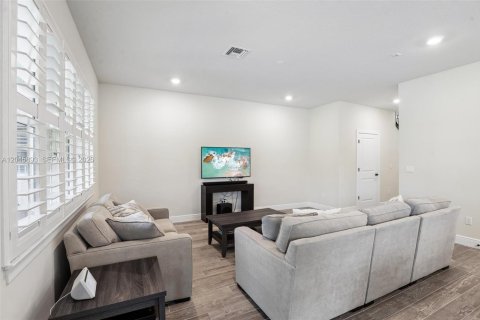 House in Hollywood, Florida 3 bedrooms, 174.75 sq.m. № 2185957 - photo 14