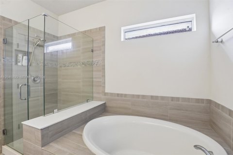 House in Hollywood, Florida 3 bedrooms, 174.75 sq.m. № 2185957 - photo 29