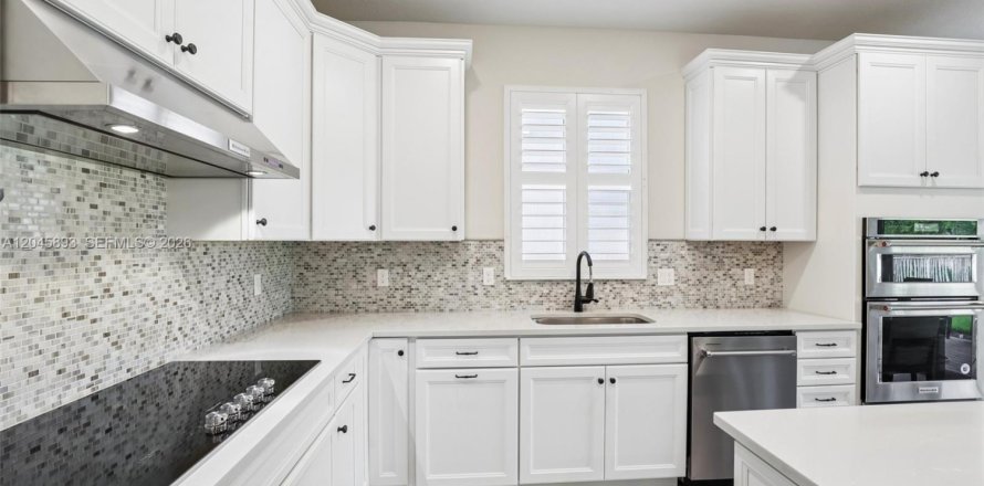 House in Hollywood, Florida 3 bedrooms, 174.75 sq.m. № 2185957