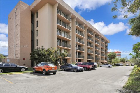 Appartement à louer à North Miami Beach, Floride: 1 chambre, 67.08 m2 № 1875584 - photo 2