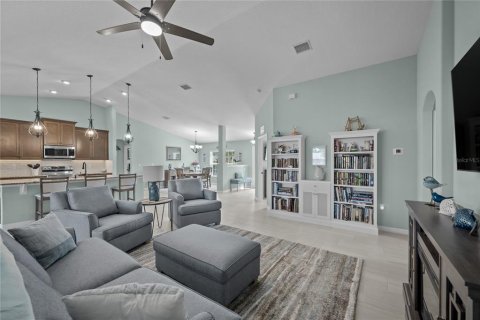 House in Palm Coast, Florida 4 bedrooms, 205.22 sq.m. № 1722894 - photo 12