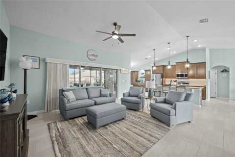 House in Palm Coast, Florida 4 bedrooms, 205.22 sq.m. № 1722894 - photo 11