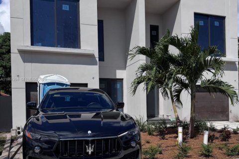 Townhouse in Miami, Florida 3 bedrooms, 207.82 sq.m. № 1980200 - photo 22