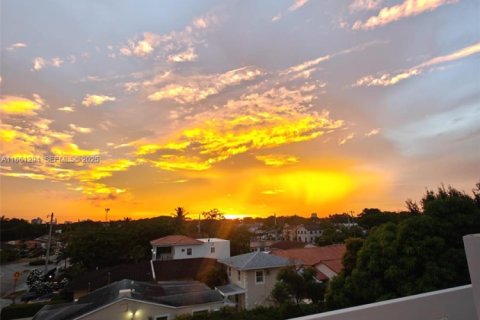 Townhouse in Miami, Florida 3 bedrooms, 207.82 sq.m. № 1980200 - photo 20