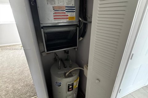 Condo in Oakland Park, Florida, 2 bedrooms  № 1981150 - photo 11