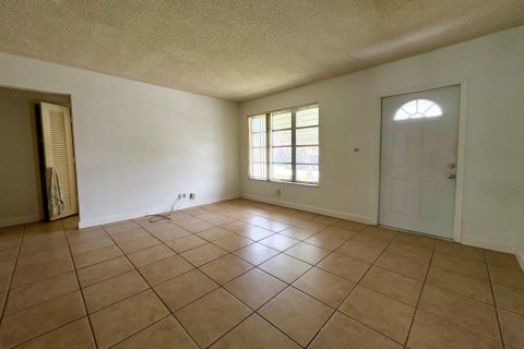 House in Tamarac, Florida 2 bedrooms, 93.09 sq.m. № 2190975 - photo 4