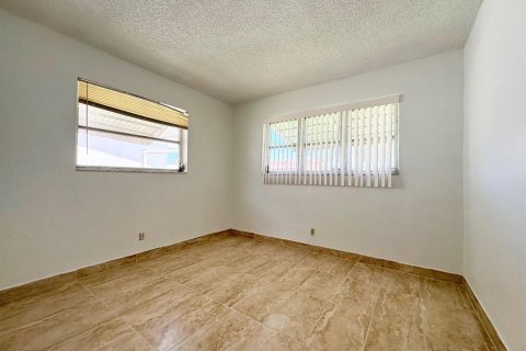 House in Tamarac, Florida 2 bedrooms, 93.09 sq.m. № 2190975 - photo 18