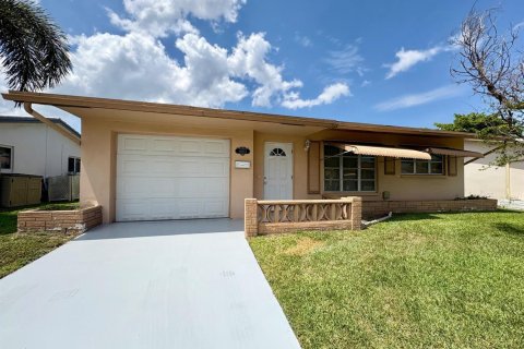 House in Tamarac, Florida 2 bedrooms, 93.09 sq.m. № 2190975 - photo 2
