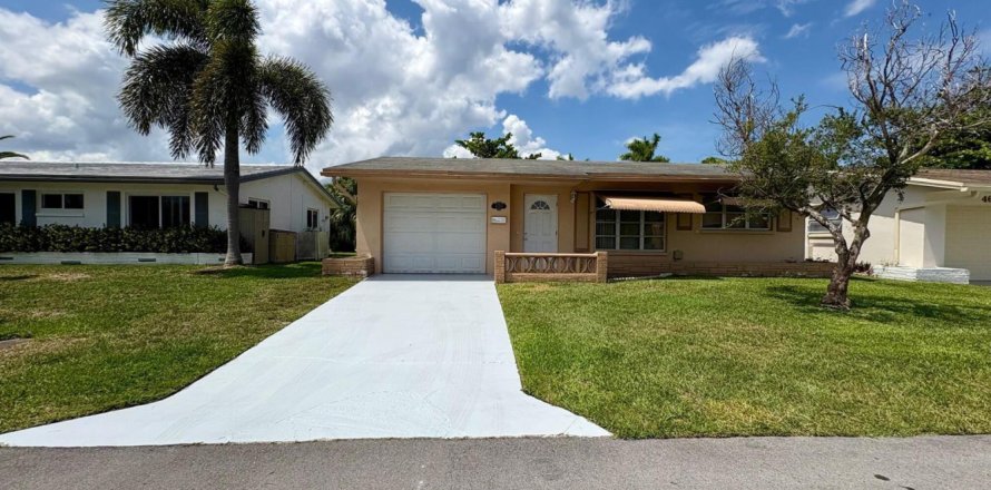 House in Tamarac, Florida 2 bedrooms, 93.09 sq.m. № 2190975