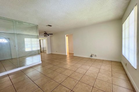 House in Tamarac, Florida 2 bedrooms, 93.09 sq.m. № 2190975 - photo 6