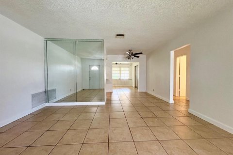 House in Tamarac, Florida 2 bedrooms, 93.09 sq.m. № 2190975 - photo 8
