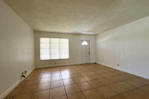 House in Tamarac, Florida 2 bedrooms, 93.09 sq.m. № 2190975 - photo 5