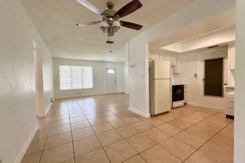 House in Tamarac, Florida 2 bedrooms, 93.09 sq.m. № 2190975 - photo 12
