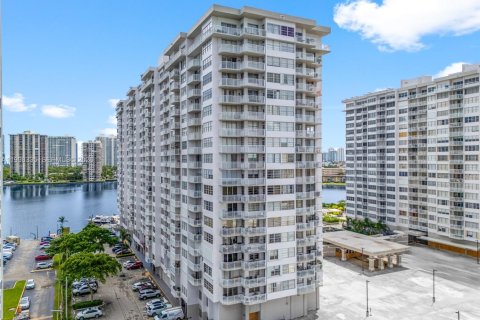 Condo in Aventura, Florida, 1 bedroom № 2060439 - photo 20