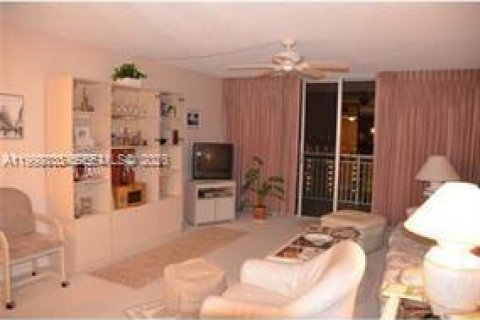 Condo in Aventura, Florida, 1 bedroom № 2060439 - photo 13