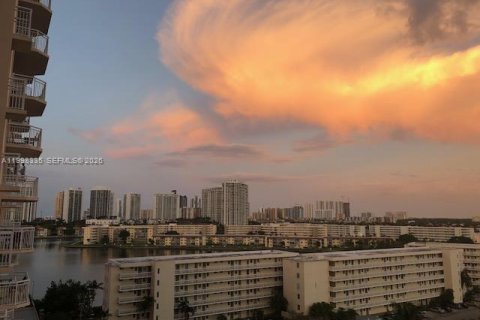Condo in Aventura, Florida, 1 bedroom № 2060439 - photo 2