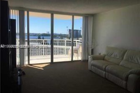 Condo in Aventura, Florida, 1 bedroom № 2060439 - photo 7