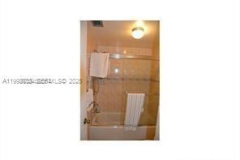 Condo in Aventura, Florida, 1 bedroom № 2060439 - photo 11