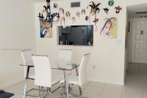 Copropriété à vendre à Pembroke Pines, Floride: 2 chambres, 79.15 m2 № 1977552 - photo 17