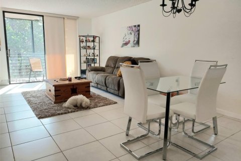 Copropriété à vendre à Pembroke Pines, Floride: 2 chambres, 79.15 m2 № 1977552 - photo 16