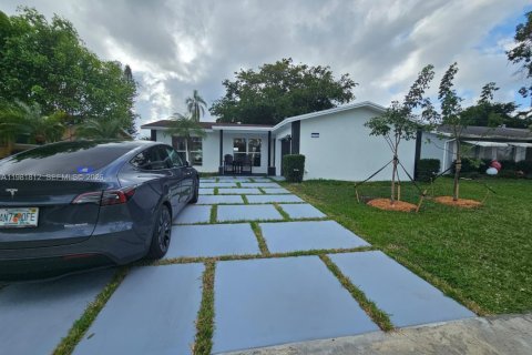 Villa ou maison à vendre à Sunrise, Floride: 5 chambres, 126.72 m2 № 2066864 - photo 1