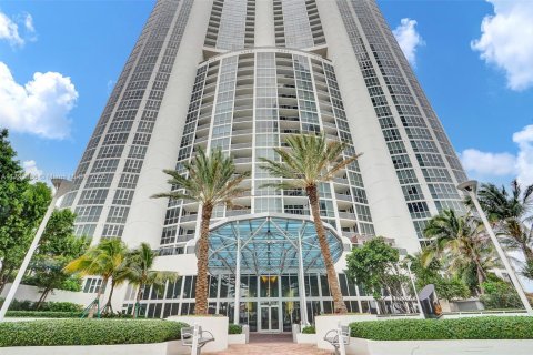 Condo in Sunny Isles Beach, Florida, 2 bedrooms  № 1861171 - photo 15