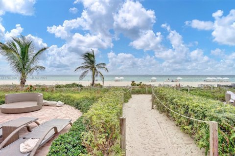 Condo in Sunny Isles Beach, Florida, 2 bedrooms  № 1861171 - photo 16
